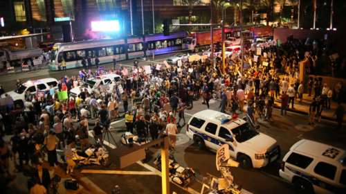 Επεισοδιακή διαδήλωση κατά του Τραμπ με πέτρες και μπουκάλια