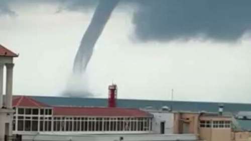 Υδροστρόβιλοι &quot;σαρώνουν&quot; την Μαύρη Θάλασσα