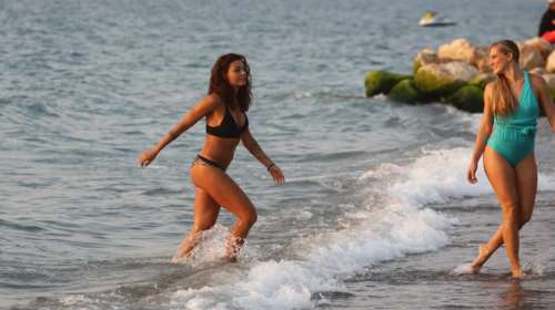 Τα κορίτσια του Survivor στον ήλιο: Κολιδά και Εσκενάζυ παίζουν στην άμμο