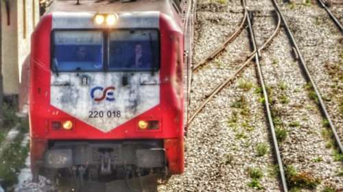 Εκτροχιάστηκε αμαξοστοιχία με κατεύθυνση την Αθήνα έξω από τη Λάρισα