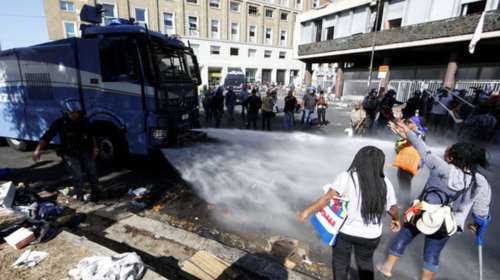 Εκδίωξαν  με αντλίες νερού μετανάστες και πρόσφυγες στη Ρώμη (φωτό)