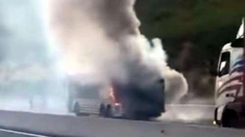 Στις φλόγες τυλίχθηκε λεωφορείο του ΚΤΕΛ Καστοριάς  video