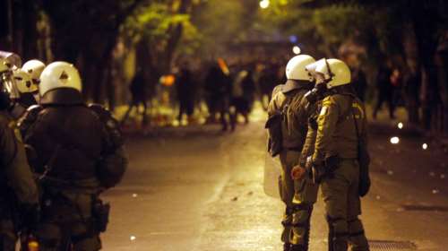 Αγνωστοι επιτέθηκαν σε διμοιρία των ΜΑΤ στο Πολυτεχνείο