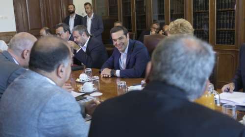 Σε εξέλιξη η συνάντηση Τσίπρα με τους παραγωγικούς φορείς