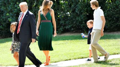 Μελάνια Τραμπ: Σε στρατιωτική βάση με ... ψηλοτάκουνες πορτοκαλί γόβες