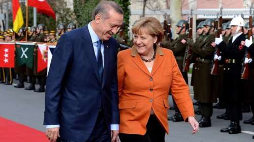 «Υπερβολικά ανεκτική» η στάση της Μέρκελ απέναντι στην Τουρκία