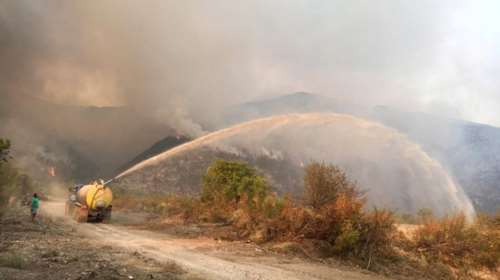 Φωτιές σε όλη την Ιταλία: Στις φλόγες η ιστορική Dux, στο Τζιάνο