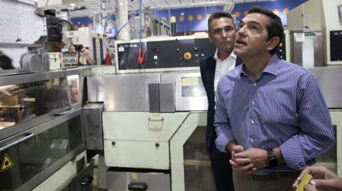 Τσίπρας στην «Παπαστράτος»: Ανατρέπουμε τον εργασιακό μεσαίωνα