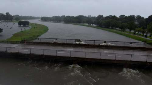 Τρέμουν για την υπερχείλιση των φραγμάτων στο Χιούστον