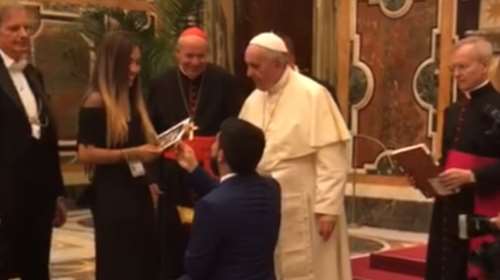 Oυς ο... Πάπας συνέζευξε: Η ανατρεπτική πρόταση γάμου μέσα στο Βατικανό