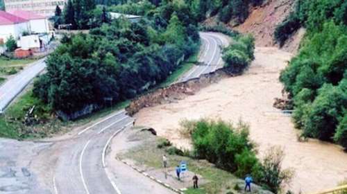 Παγιδευμένοι εκατοντάδες τουρίστες από κατολίσθηση στη Ρωσία