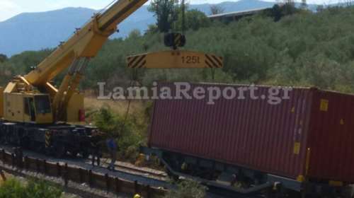 Με γερανούς προσπαθούν να ανοίξουν τη σιδηροδρομική γραμμή