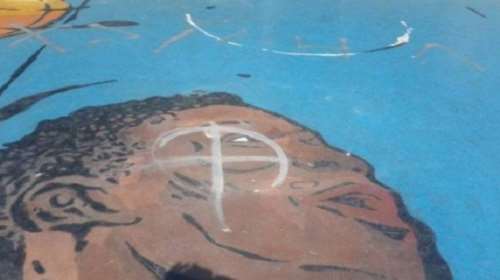 Έβαψαν με σύμβολα της Χρυσής Αυγής γκράφιτι του Γ. Αντετοκούνμπο (ΦΩΤΟ)