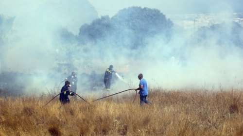 Μάχη με τις φλόγες στη Νάξο - Σε εξέλιξη η φωτιά