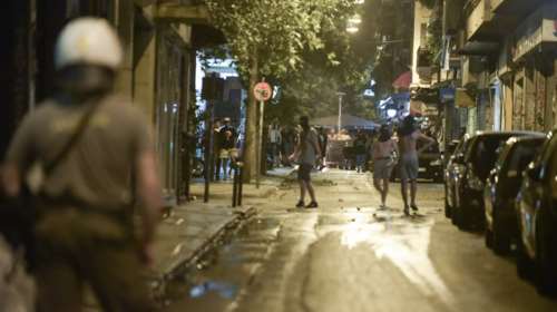 Ανήλικος έβρισε και απείλησε με ψεύτικο όπλο αστυνομικούς στο κέντρο της Αθήνας