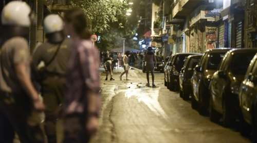 Πεδίο μάχης για τρίτο βράδυ τα Εξάρχεια, 45 λεπτα «έβρεχε» μολότοφ