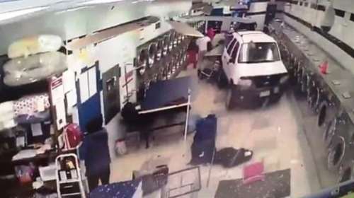 Έβαλε όπισθεν και μπήκε με ...φόρα στο καθαριστήριο