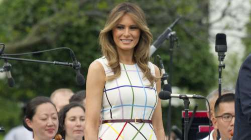 Πονοκέφαλος στον Λευκό Οίκο για το «ελληνικό» φόρεμα της Μελάνια [Εικόνες]