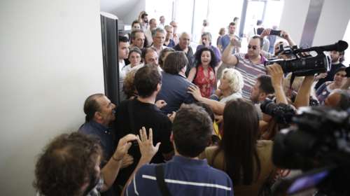 ΜΑΤ VS συλλογικοτήτων  στο ειρηνοδικείο για τους πλειστηριασμούς