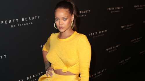 Η ανατρεπτική εμφάνιση της Ριάνα με μακό μπλουζάκι &amp; ολομέταξη φούστα