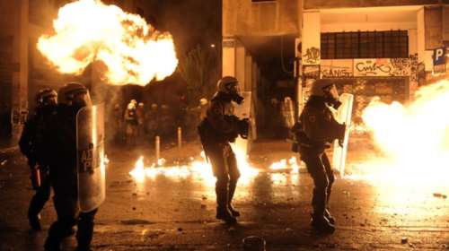 Ολονύκτιες επιθέσεις με μολότοφ στα Εξάρχεια