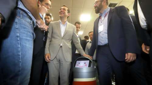 Ενα ρομπότ ενθουσίασε τον Τσίπρα στην ΔΕΘ - Τι του ζήτησαν οι φοιτητές