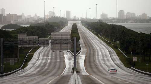 Στη μανία του πιο καταστροφικού τυφώνα η Φλόριντα [live video]