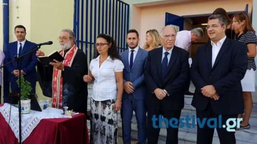 «Πολιτικό ...κήρυγμα» Λεβέντη στα παιδιά την ώρα του αγιασμού