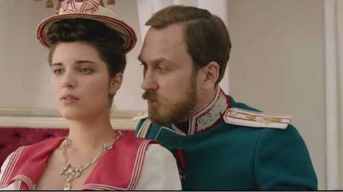 Ρωσία: Καίνε αμάξια για να μην προβληθεί ταινία για τον τελευταίο τσάρο!