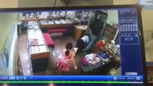 Ληστές χτύπησαν κοσμηματοπώλη μπροστά στην 7χρονη κόρη της!