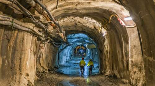 Βloomberg: «Δεν αρκεί να κάθεσαι σε χρυσωρυχείο για να βγάλεις λεφτά»