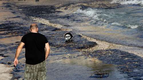 Εικόνες-σοκ από την οικολογική καταστροφή στη Σαλαμίνα