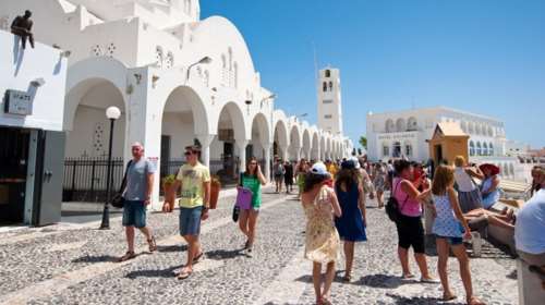 Καθηγητές κοιμούνται στην παραλία γιατί δεν βρίσκουν σπίτι στα νησιά!