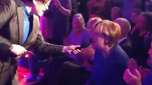 Η Μέρκελ ροκάρει και «τα σπάει» σε νυχτερινό κέντρο