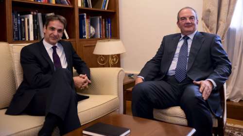 Ξαφνική συνάντηση Μητσοτάκη - Καραμανλή στη Βουλή