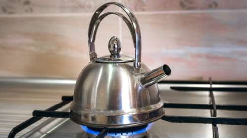 # The kettle’s on: Οι Βρετανοί ανοίγουν στα σπίτια τους