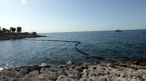 Το πλωτό φράγμα έπιασε την πετρελαιοκηλίδα στη Βουλιαγμένη