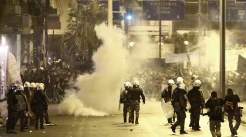 Μάχες έξω από την ΓΑΔΑ και τα γραφεία της Χρυσής Αυγής