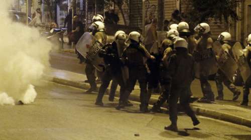 Πέντε συλλήψεις για τα επεισόδια στα γραφεία της Χρυσής Αυγής