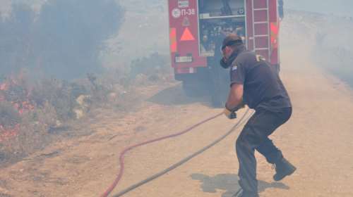 Εθελοντής πυροσβέστης έβαλε φωτιά στη Σάμο &amp; ανέλαβε δράση στην κατάσβεση