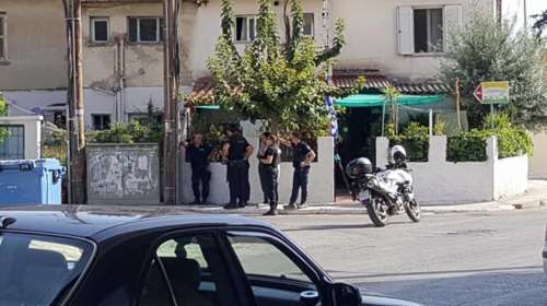 Πάτρα: Ταμπουρωμένος άνδρας απειλεί να αυτοκτονήσει  (Φωτογραφίες)