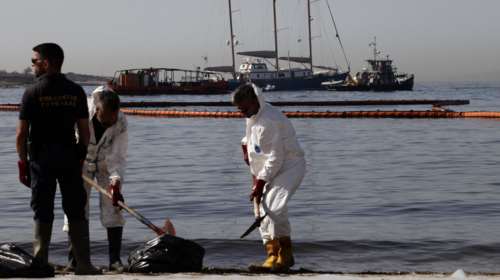 Βραδυφλεγής οικολογική βόμβα το μαζούτ στο βυθό του Σαρωνικού