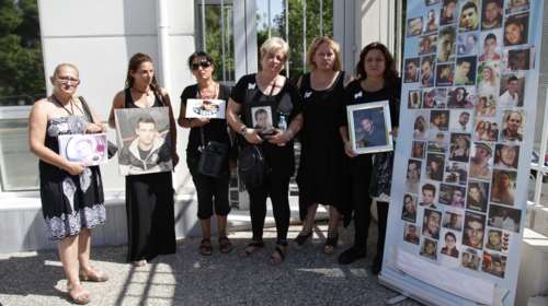 Μαυροφορεμένες μάνες φώναξαν "όχι άλλο αίμα στους δρόμους" φωτό