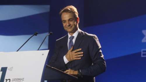 Μία εμφάνιση δίπλα στον Μητσοτάκη που προκάλεσε ερωτήματα...