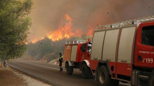 Φωτιά στην Αταλάντη: Επιχειρεί μεγάλη δύναμη της πυροσβεστικής