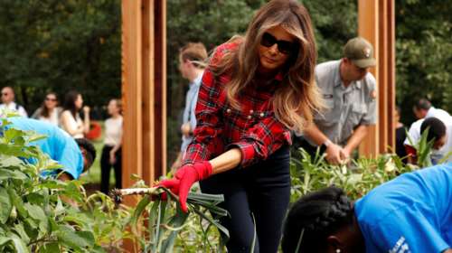 Η Μελάνια σε ρόλο κηπουρού στον Λευκό Οίκο με πουκάμισο 1.300 δολαρίων