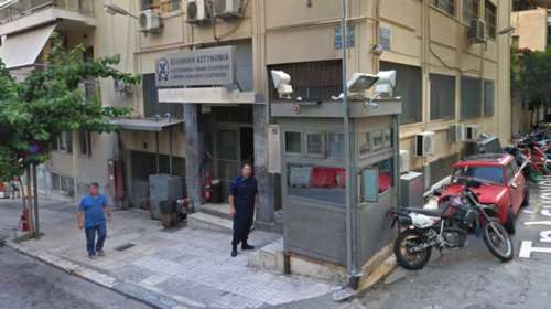 Καταδρομική επίθεση μεγάλης ομάδας κουκουλοφόρων στο ΑΤ Εξαρχείων