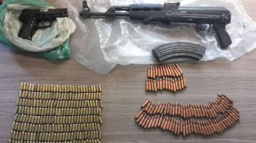 Οπλοστάσιο και σύνεργα για κλοπές σε αυτοκίνητο τριών Ελλήνων