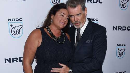 Ο πάντα γοητευτικός Πιρς Μπρόσναν και το τρυφερό φιλί στη σύζυγο του στην παραλία [Εικόνες]