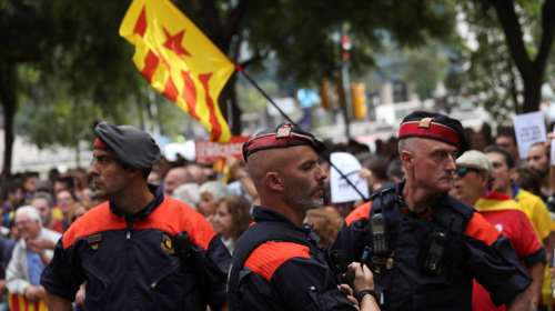 DW: Σε ποιον υπακούει η καταλανική αστυνομία;